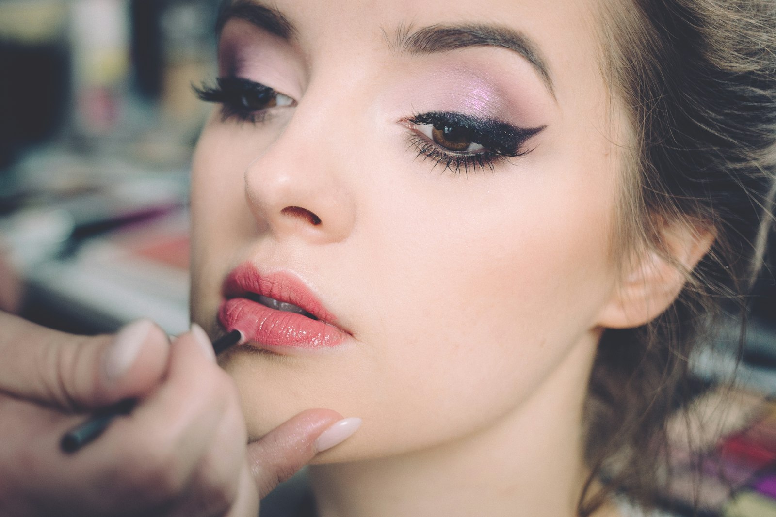 Mirada realzada con pestañas y maquillaje en Spazio